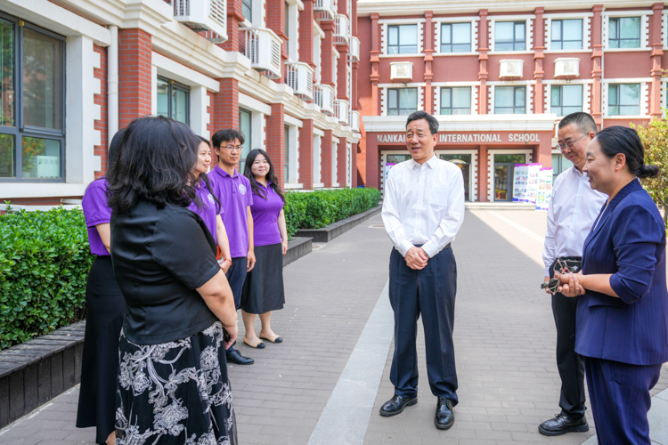 杨庆山调研南开日新学校